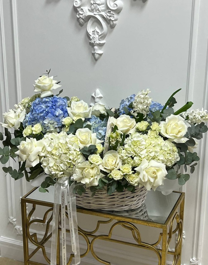 Корзина цветов «Ванильные мечты» купить по цене 16 500 руб. с быстрой доставкой | Маркет-цветов