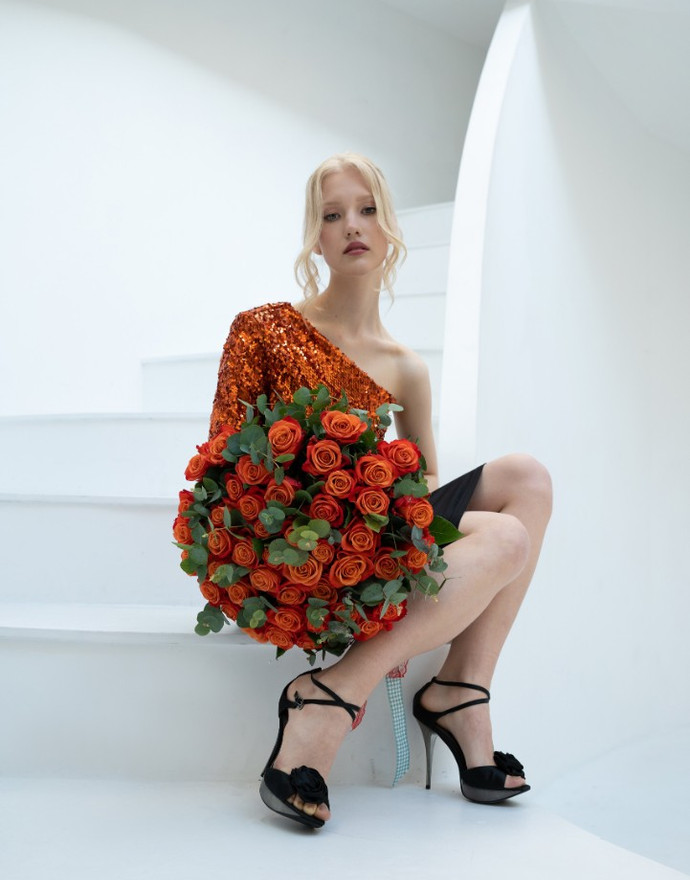 Роза «Orange crush» 45 штук с эвкалиптом купить по цене 9 550 руб. с быстрой доставкой | Маркет-цветов