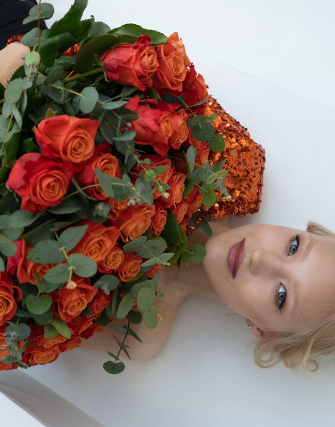 Роза «Orange crush» 45 штук с эвкалиптом купить по цене 9 550 руб. с быстрой доставкой | Маркет-цветов
