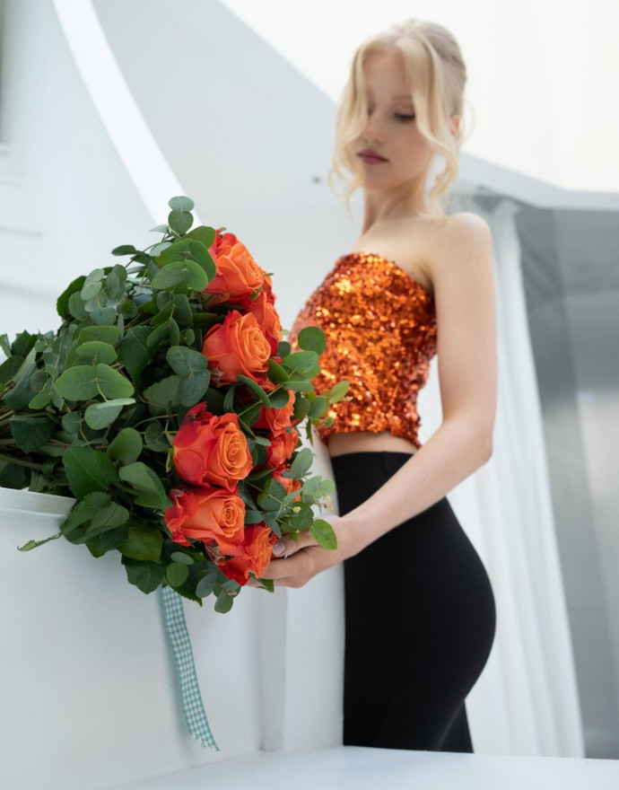 Роза «Orange crush» 45 штук с эвкалиптом купить по цене 9 550 руб. с быстрой доставкой | Маркет-цветов