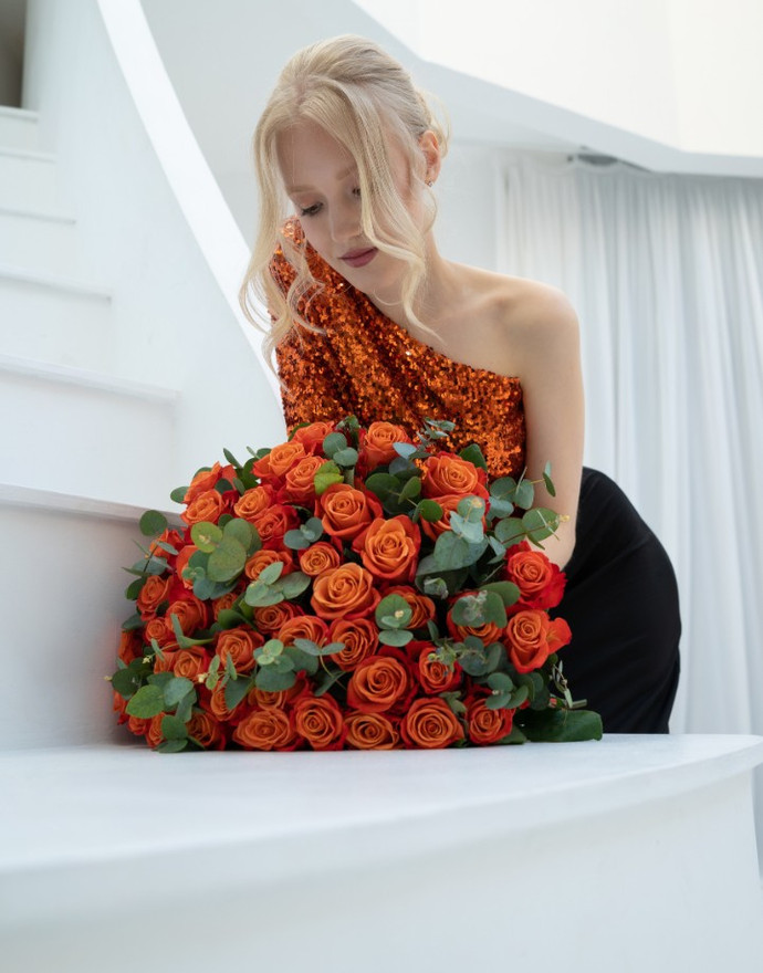 Роза «Orange crush» 45 штук с эвкалиптом купить по цене 9 550 руб. с быстрой доставкой | Маркет-цветов