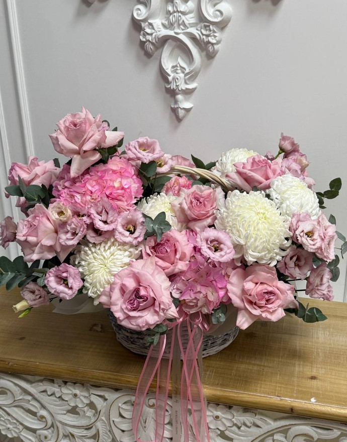 Композиция в корзине с белой хризантемой